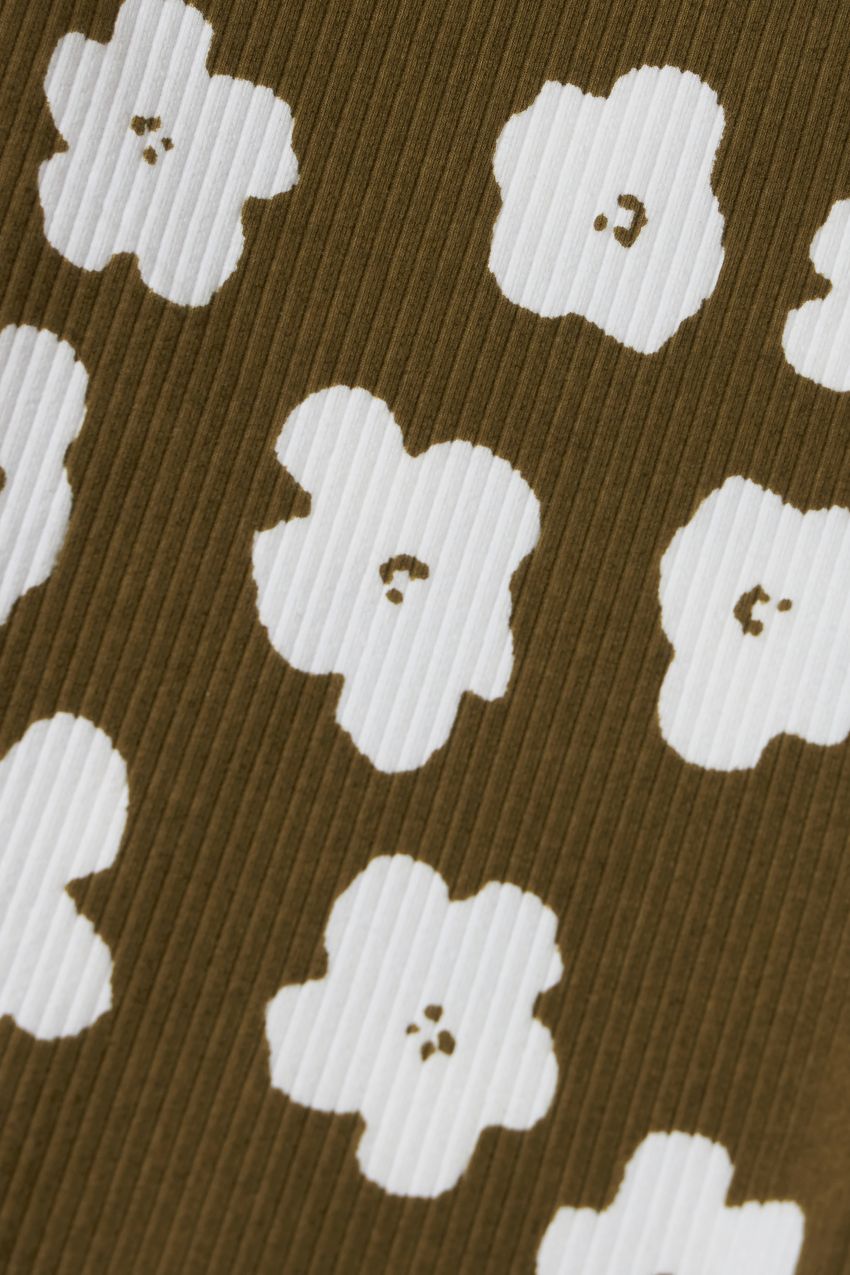 color_olive with flower print